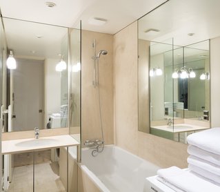 Bad mit Badewanne und Waschbecken